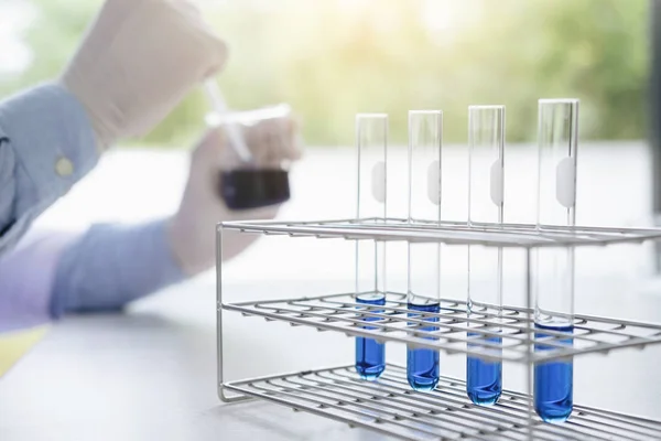 Вчений або медичний в лабораторному пальто працює в біотехнологічній лабораторії — стокове фото