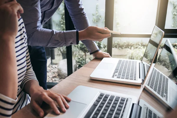 Dois homens de negócios no trabalho, Equipe de negócios trabalhando com nova startup — Fotografia de Stock