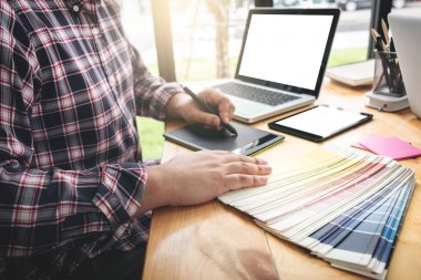 Mimari çizim çalışma araçları ile çalışan grafik tasarımcı 