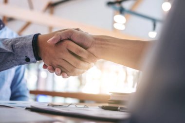 C iyi anlaşma sonra iki işadamı sallayarak gülümseyen birlikte eller