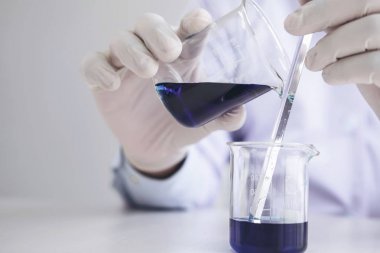 Bilim adamı veya Biyoteknolojik laboratuarda çalışan laboratuvar önlüğü revirde