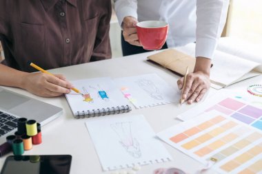 Moda des çalışan iki profesyonel şık moda tasarımcısı