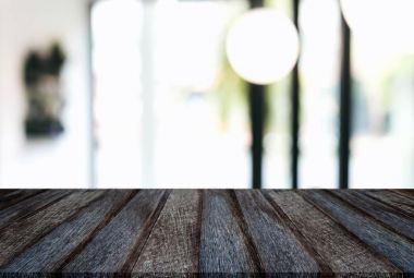 Eski siyah ahşap masa boş ve soyut arka plan bulanıklık 