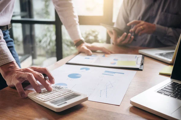 Reunión del equipo empresarial trabajando con el nuevo proyecto de startup, discutir si — Foto de Stock