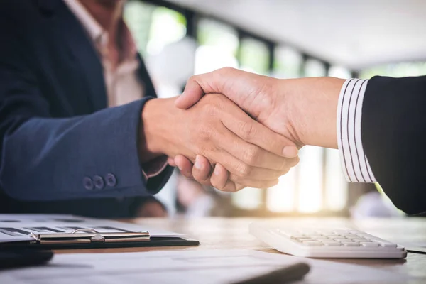 Dos hombres de negocios sonrientes estrechando las manos juntos después de un buen trato c — Foto de Stock