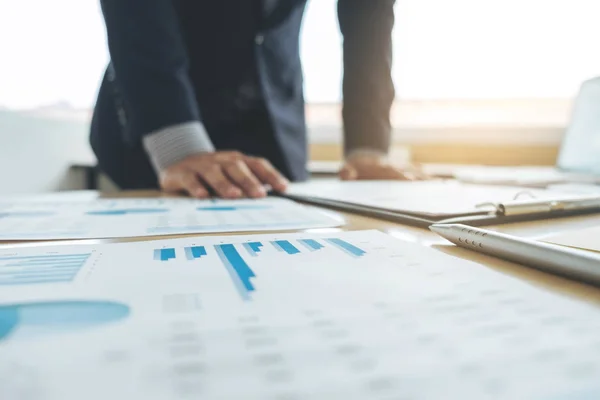 Hombre de negocios trabajando y señalando a gráfico documento financiación proj — Foto de Stock