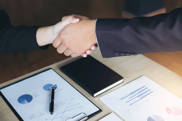 Meeting e concetto di saluto, Due business handshake fiducioso a — Foto Stock
