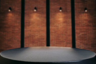 Ahşap masa boş ve soyut w önünde arka plan bulanıklık