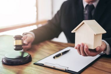 Erkek avukat ya da yargıç el tokmak sondaj blokta çarpıcı'nın