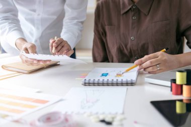 Moda des çalışan iki profesyonel şık moda tasarımcısı