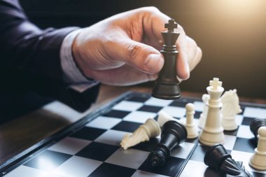 Satranç oynayan eller emin işadamı arkadaşları yakın çekim