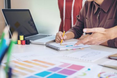 Moda des çalışan iki profesyonel şık moda tasarımcısı