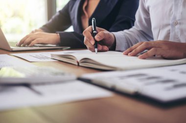 Genç konuşmak kurumsal yeni başlangıç projesi ile çalışma. tartışıyor 