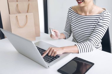 Kayıt ve ödemeleri online sho kadının ellerini kullanarak kredi kartı