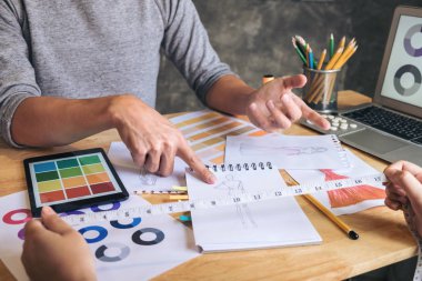 İki genç çalışma terzi veya tasarımcı iş arkadaşı ve discussi