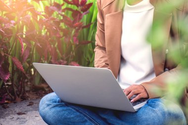 İş ve sakin ol, serbest meslek sahibi bilgisayar dizüstü bilgisayarda çalışan kadın, 