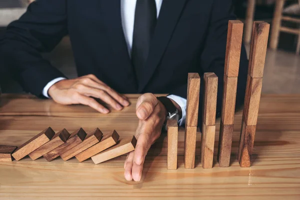 İşadamı el ahşap Domino ef durdurma düşen yakın çekim — Stok fotoğraf