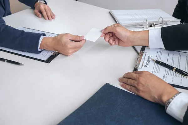 Entrevistador o Junta de lectura de un curriculum vitae durante la entrevista de trabajo, Empl —  Fotos de Stock