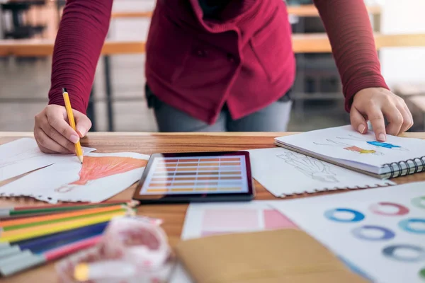 Primer plano de la mujer diseñadora de moda en el trabajo dibujo bocetos para — Foto de Stock