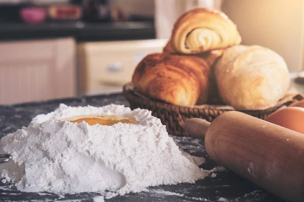 Roher Teig für Brot mit Zutaten auf schwarzem Hintergrund — Stockfoto