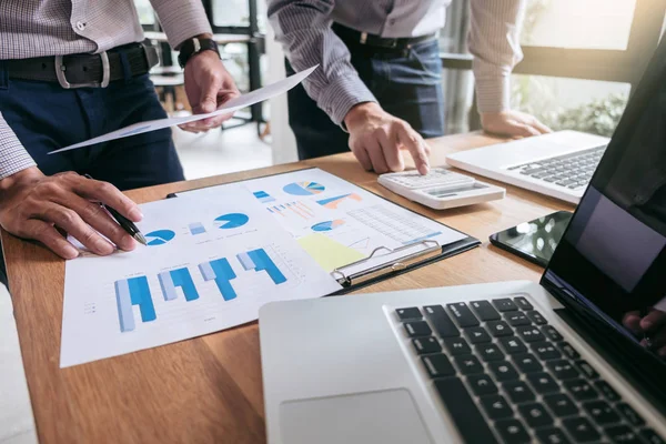 Reunión del equipo empresarial trabajando con el nuevo proyecto de startup, discutir si — Foto de Stock