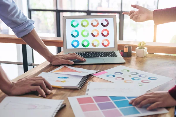 Two young professional Fashion designer colleagues working and p — Stock Photo, Image