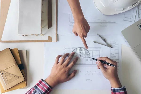 Arquitecto trabajando en el plano, reunión de ingenieros trabajando con pa —  Fotos de Stock