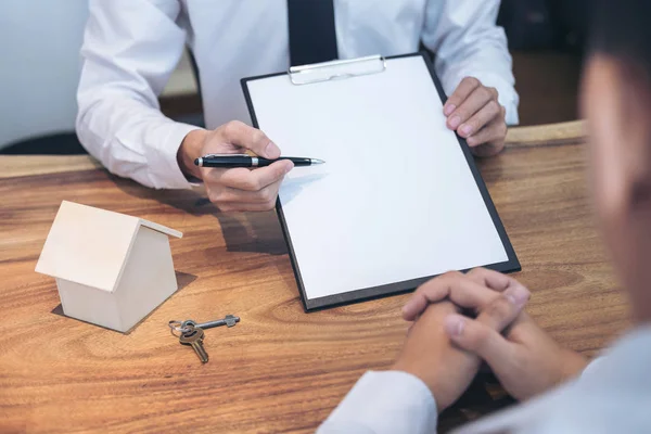 Negócio Assinando um contrato Comprar - vender casa, agente de seguros e — Fotografia de Stock