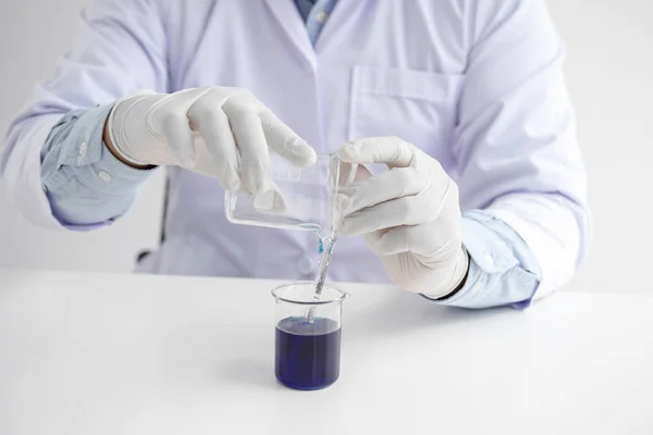 Científico o médico en bata de laboratorio trabajando en laboratorio biotecnológico — Foto de Stock