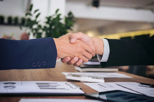 Dos hombres de negocios sonrientes estrechando las manos juntos después de un buen trato c — Foto de Stock