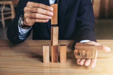 İşadamı el olarak yığma ahşap bloklar kalkınma düzenlenmesi