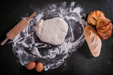 Çiğ hamur ekmek malzemelerin üzerine siyah arka plan, üst VI ile için