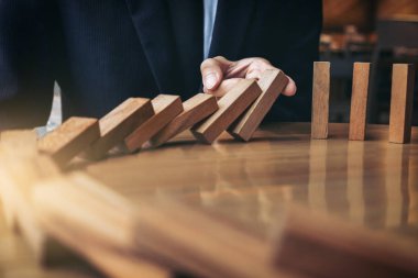 İşadamı el ahşap Domino ef durdurma düşen yakın çekim