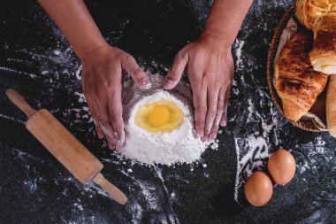 Ekmek siyah arka plan, erkek h malzemelerle çiğ hamur