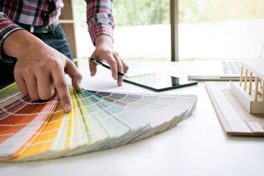 iç tasarım veya archit projede çalışan grafik tasarımcı