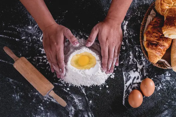 Ekmek siyah arka plan, erkek h malzemelerle çiğ hamur