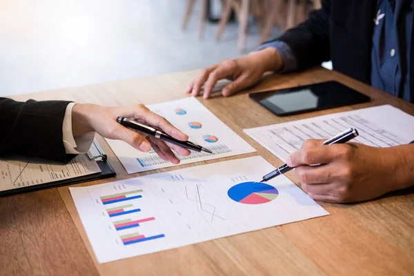 Dos hombres de negocios en el trabajo, equipo de negocios trabajando con nueva startup — Foto de Stock