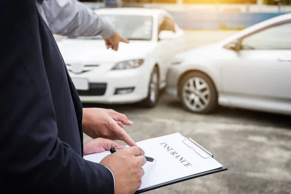 Agente de seguros examinar carro danificado e apresentação de relatório Formulário de reclamação — Fotografia de Stock