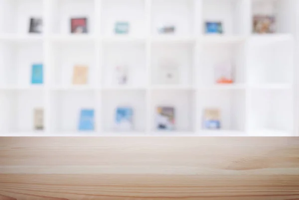 Mesa de madeira vazia e fundo borrão de abstrato na frente do m — Fotografia de Stock