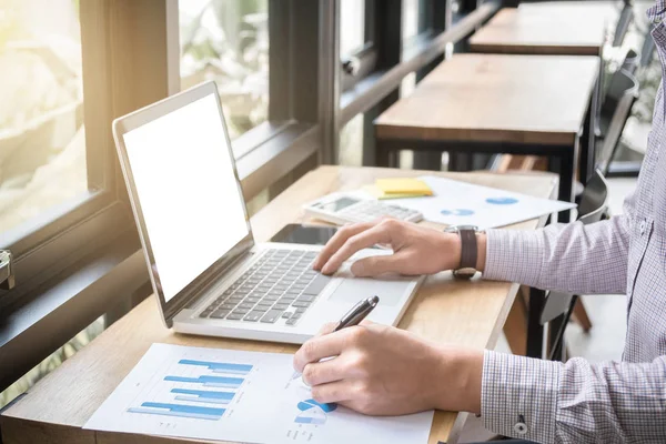 Zarif işadamı diz üstü bir kafede, anal üzerinde çalışıyor