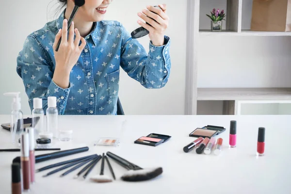 Zarif kadın ya da güzellik blogger reco üzerinde fırça ile gülümseyen mutlu