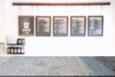 Ahşap masa boş ve soyut r önünde arka plan bulanıklık