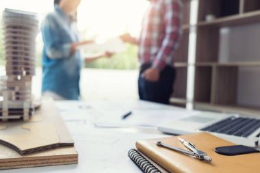 Mimari mühendis ekip çalışması toplantı, çizim ve için çalışma 