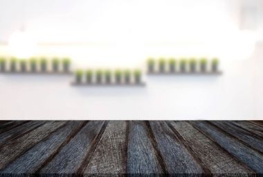 Eski siyah ahşap masa boş ve soyut arka plan bulanıklık 