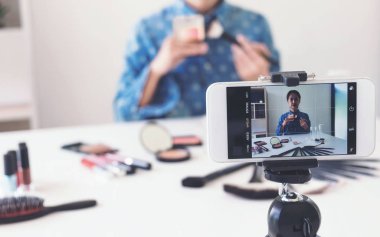 Zarif kadın ya da güzellik blogger reco üzerinde fırça ile gülümseyen mutlu