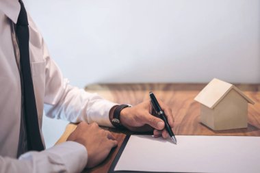 Adam işareti bir ev sigortası ev kredileri, işadamı işareti üzerinde