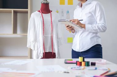 Şık moda tasarımcısı ölçü kırmızı sketc kukla ile çalışma