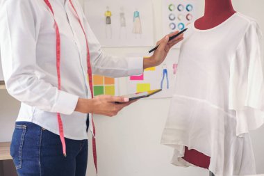 Şık moda tasarımcısı ölçü kırmızı sketc kukla ile çalışma