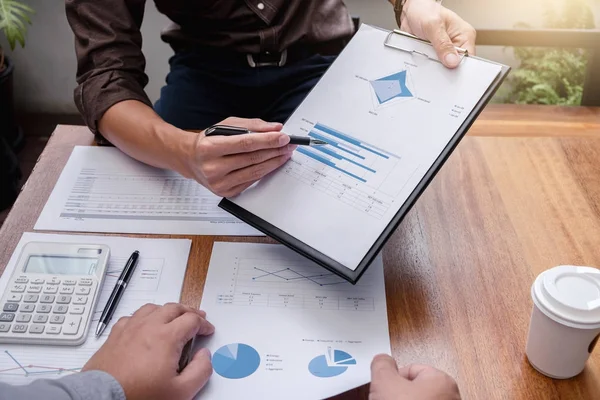 Twee collega's vertrouwen leidinggevenden voldoen aan en te bespreken — Stockfoto