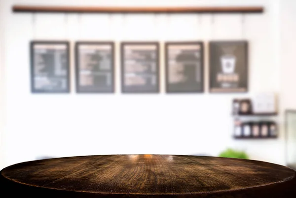 Tavolo in legno vuoto e sfondo sfocato di astratto di fronte a r — Foto Stock